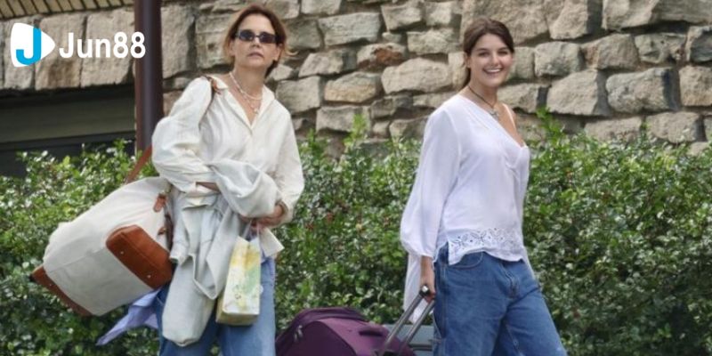 Katie Holmes và Tom Cruise kết hôn vào năm 2006 và có một con gái chung, Suri Cruise, sinh năm 2006. 