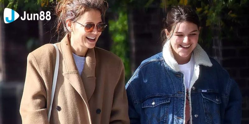 Suri Cruise (trái) và mẹ dạo phố New York hồi tháng 10