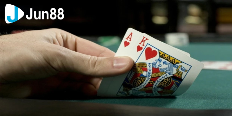 Cách dụ heo đỏ để chặt giúp bạn loại lá bài mạnh nhất của đối thủ